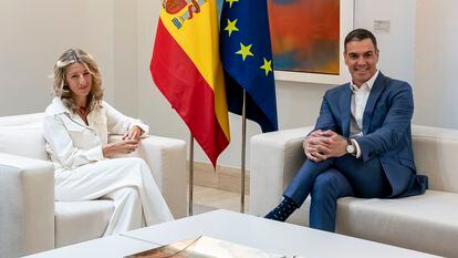 La vicepresidenta segunda y ministra de Trabajo, Yolanda Díaz y  el presidente del Gobierno, Pedro Sánchez.
A. Pérez Meca / Europa Press
04/10/2022