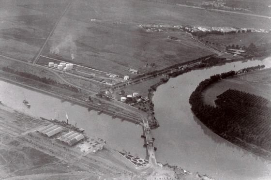 Vista aérea de la base de Tablada en 1929 y en la que se ve el puente de Hierro.