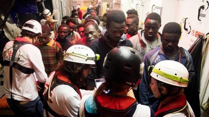 Un grupo de migrantes subsaharianos, nada más ser rescatados por el 'Aquarius', la noche del sábado.