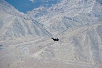 Un caza indio sobrevuela Leh, la capital de Ladakh, en la región de los Himalayas, en una muestra de fuerza frente a China, este jueves.