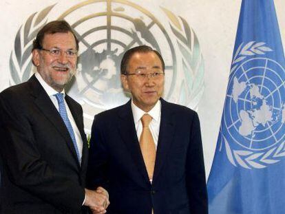 El presidente del Gobierno en funciones, Mariano Rajoy, saluda al secretario general de la ONU, Ban Ki-moon, en el pasado mes de octubre, en la sede de la organizaci&oacute;n internacional. 