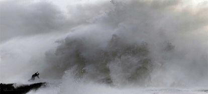 Un joven es derribado por una ola en la playa de Lekeito, donde están previstas olas de hasta 8 metros para el domingo.