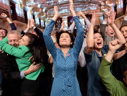 Los partidarios de Alexander Van der Bellen celebran la ventaja del candidato independiente en los sondeos en Viena.