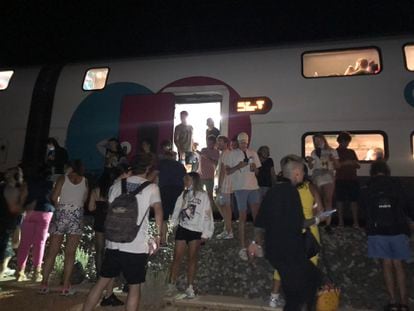 Pasajeros del tren de Ouigo averiado en Alhama de Aragón, la pasada madrugada.