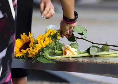 Familiares de un fallecido en los atentados del 11 de septiembre de 2001 hacen una ofrenda floral.