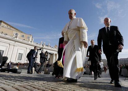 El Papa, acompañado de Domenico Giani, entonces jefe de seguridad del Vaticano, en 2015.