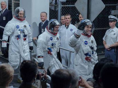 Desde la izquierda, Corey Stoll, Lukas Haas y Ryan Gosling, en 'First man (El primer hombre)'.
