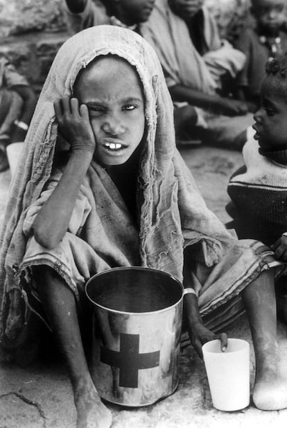 Mayo de 1993. Un niño espera alimentos de la Cruz Roja, en un campo de refugiados sin determinar.