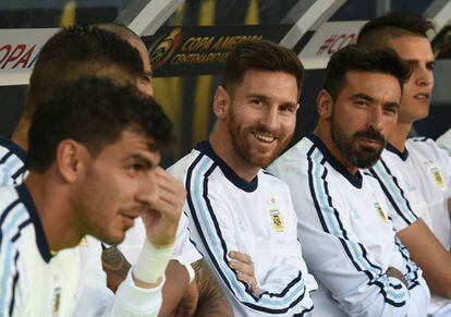 Lionel Messi, ante Chile, sonriendo en la banca.