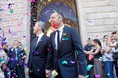 El diputado del PSC en el Parlamento catalán Jaume Collboni (izquierda) y el productor de televisión Óscar Cornejo salen del Ayuntamiento de Barcelona, tras casarse.