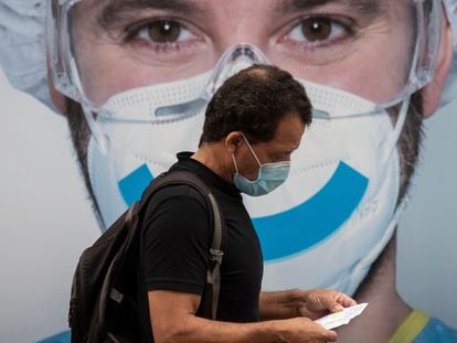 Un hombre con mascarilla, este sábado en el distrito madrileño de Vallecas.