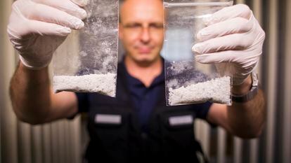 Un policía de Baviera (Alemania) muestras dos bolsas de metanfetamina confiscadas, en mayo de 2014.