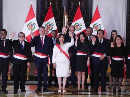 La presidenta de Perú, Dina Boluarte, y su primer gabinete, este sábado.