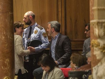 Ada Colau saluda Jaume Collboni a la sala de plens de l'Ajuntament, ahir.