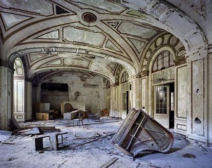 'Sala de baile del hotel Lee Plaza', una de las imágenes del trabajo sobre la decadencia de Detroit de Yves Marchand y Romain Meffre.
