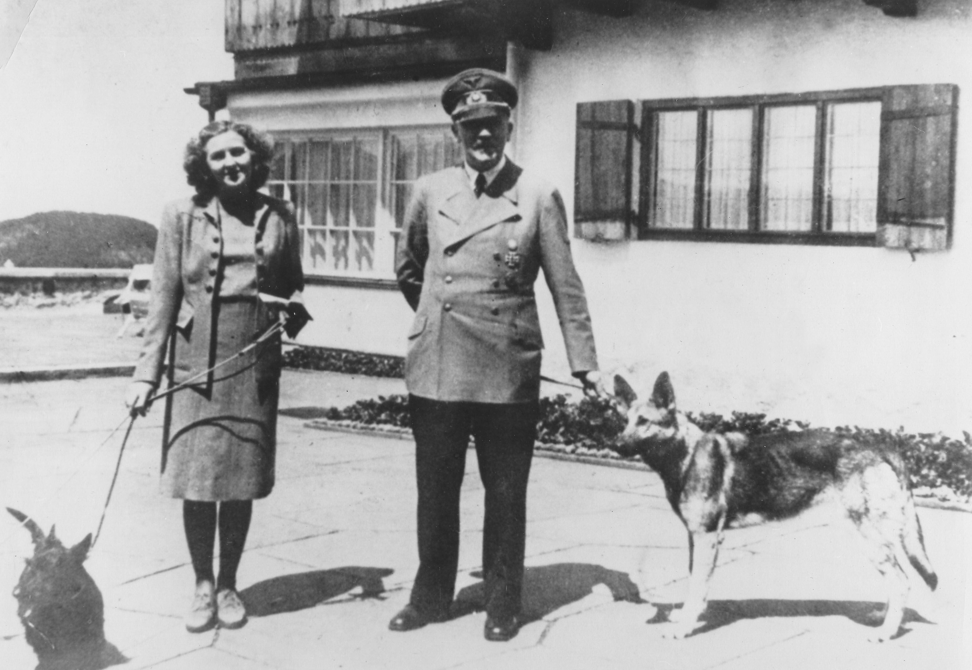 Eva Braun y Adolf Hitler, en su casa de Obersalzberg.