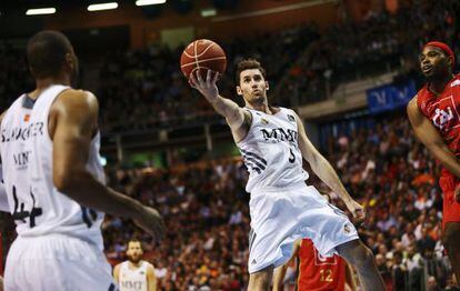 Rudy entra a canasta ante Joseph Jones.