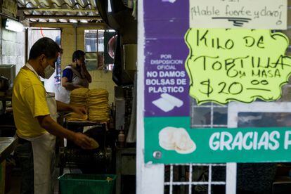 Una tortillería en Ciudad de México vende el kilogramo en 20 pesos (alrededor de un dólar). En otros Estados el precio ha llegado a los 27 pesos.