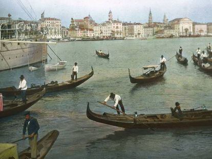 Góndolas en Venecia en torno a 1910.