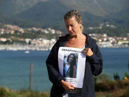 La madre de Diana Quer sostiene un cartel con la foto de su hija en agosto de 2016, tras la desaparición de la joven.