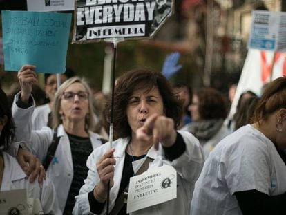 Varias doctoras se manifiestan en Barcelona durante una de las jornadas de huelga el pasado noviembre