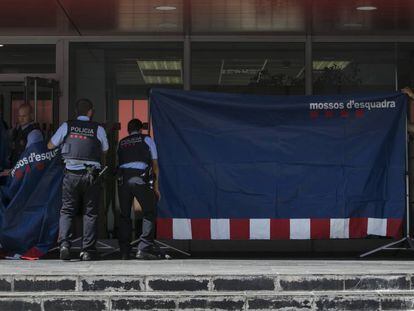 Agentes de los Mossos d'Esquadra en la comisaría de Cornellà tras el ataque.