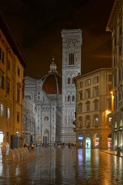 Una vista nocturna de la catedral de Floriencia. Desde 2008 hasta 2018, las terrazas en su casco histórico han aumentado en un 67%.