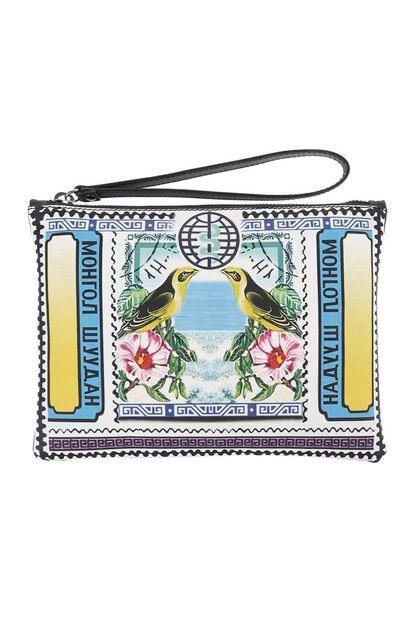 Mary Katrantzou se inspiró en la numismática para su colección de primavera e imprimió vestidos y bolsos con sellos multicolores (520 euros)