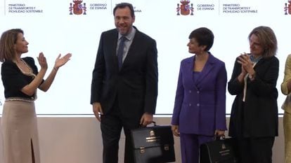 La ex ministra de Transportes, Raquel Sánchez, traspasa las carteras de Transportes y Vivienda a Óscar Puente e Isabel Rodríguez, respectivamente.