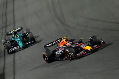 El coche de Checo Pérez adelanta al de Fernando Alonso, en el Gran Premio de Arabia Saudí.