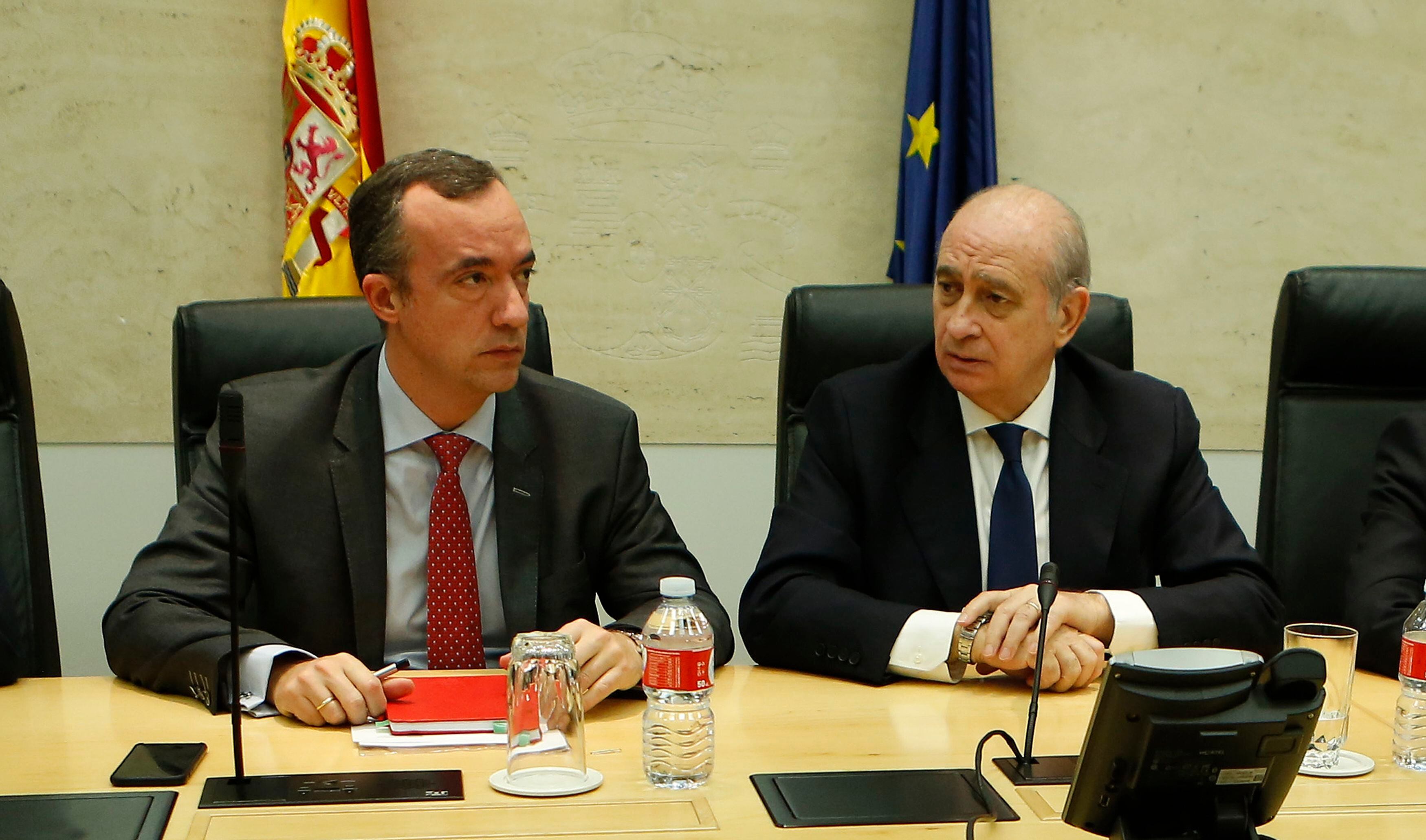 El exsecretario de Estado de Seguridad Francisco Martínez y el exministro de Interior Jorge Fernandez Díaz, durante una reunión durante su etapa en el ministerio, en marzo de 2016.  
