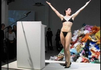 La artista estadounidense Andrea Fraser, durante la performance 'Official Welcome'.
