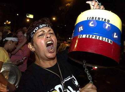 Una mujer protesta contra la decisión de Chávez de suspender la licencia de RCTV el 24 de mayo en Caracas.