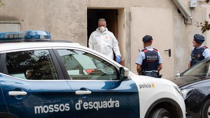 Los Mossos d'Esquadra en la vivienda de la mujer asesinada