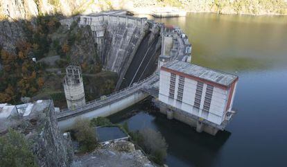 Central hidroel&eacute;ctrica en el cauce del r&iacute;o Sil. 
