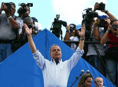 El candidato presidencial opositor Manuel Rosales saluda a sus simpatizantes durante la manifestación celebrada este lunes en Caracas.