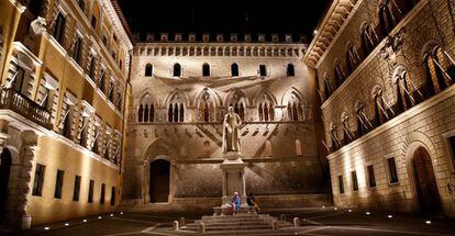 La plaça on hi l'entrada a la seu central de el Monte dei Paschi di Siena