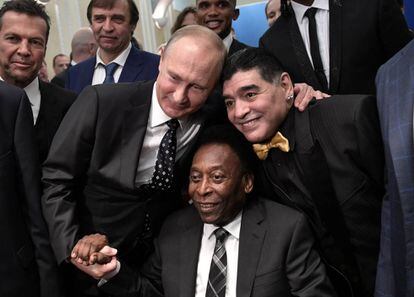 Putin, Pele y Maradona se fotografían durante le sorteo.