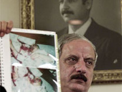 El jefe del espionaje iraquí muestra fotografías del cadáver de Abu Nidal.