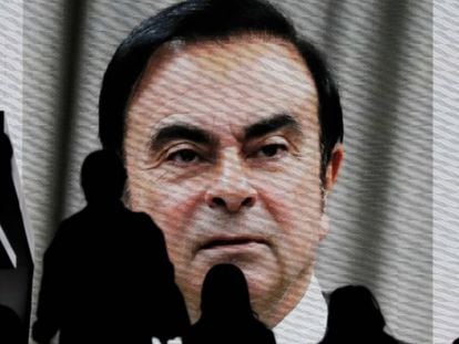 Imagen del expresidente de Nissan Carlos Ghosn proyectado en una pantalla, en Tokio.