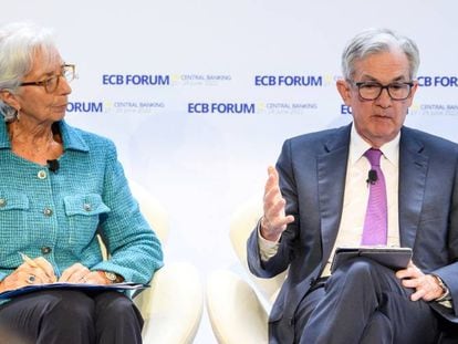 La presidenta del BCE, Christine Lagarde, junto a Jerome Powell, su homólogo de la Fed, en el foro de bancos centrales de Sintra, la semana pasada.