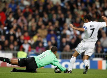 Raúl se lleva el balón ante Dida en el primer gol del Madrid.