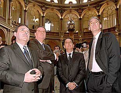 Jordi Dagá, Xabier Irala, Pedro Ferreras y Ángel Mullor, máximos responsables de la SEPI y de Iberia, contemplan el panel de la Bolsa de Madrid.