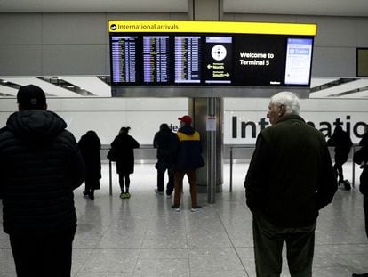 Pasajeros esperan en la Terminal % del aeropuerto de Heathrow.