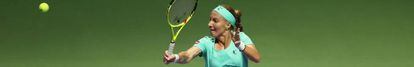 Kuznetsova volea de revés en el pulso contra Cibulkova.