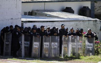 Un grupo de polic&iacute;as antomotines aguardan en Chilpancingo. 