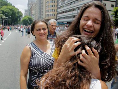 Estudiantes celebran en las calles este viernes.