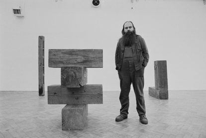 Carl Andre, en la inauguración de una exposición en la Whitechapel Gallery de Londres, en 1978.