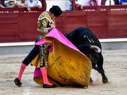 Álvaro Burdiel, a la verónica en su primer novillo.