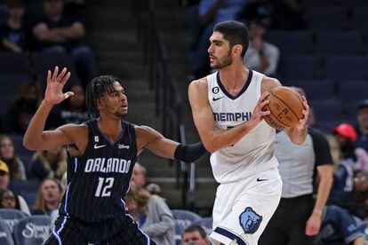 Aldama, con el balón, con los Grizzlies.